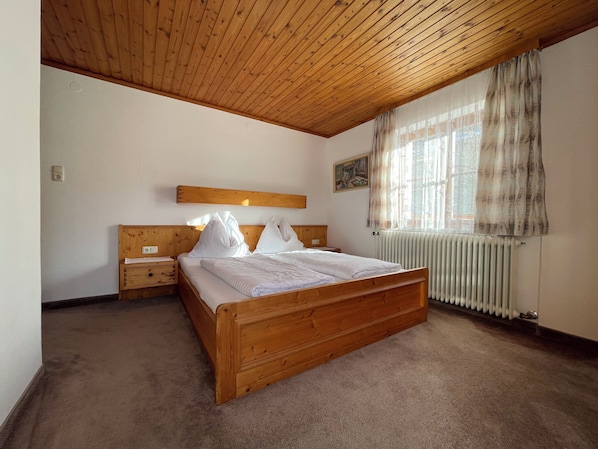 1 chambre, lit parapluie, Wi-Fi gratuit, draps fournis