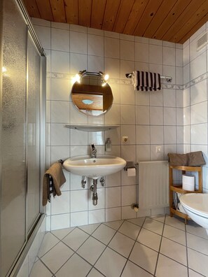 Haartrockner, Handtücher, Seife, Toilettenpapier