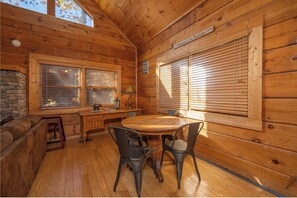 Dining - Log Inn: 5BR Gatlinburg Cabin Retreat (Gatlinburg)