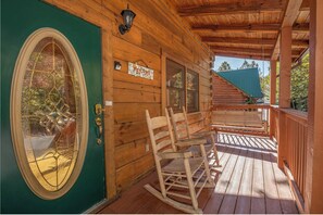 Property grounds - Log Inn: 5BR Gatlinburg Cabin Retreat (Gatlinburg)