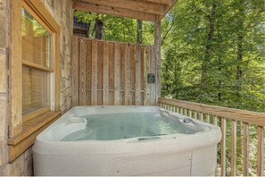 Outdoor spa tub - Log Inn: 5BR Gatlinburg Cabin Retreat (Gatlinburg)