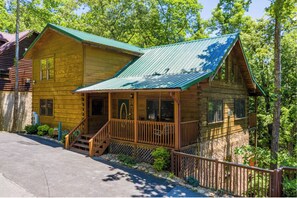 Exterior - Log Inn: 5BR Gatlinburg Cabin Retreat (Gatlinburg)