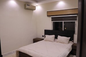 3 bedrooms, WiFi - Private Chalet with Stunning Pool & View in As-Salt (As-Salt)