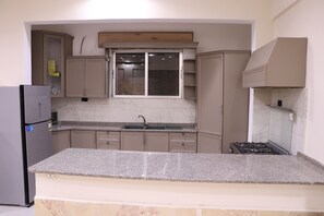 Private kitchen - Private Chalet with Stunning Pool & View in As-Salt (As-Salt)