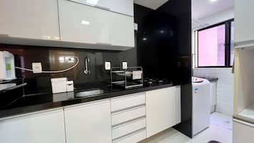 Apartamento | Cozinha privada | Geladeira, micro-ondas, fogão, cafeteira/chaleira