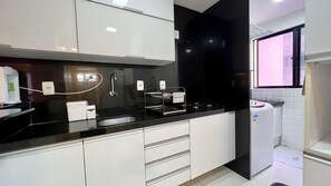 Apartamento | Cozinha privada | Geladeira, micro-ondas, fogão, cafeteira/chaleira