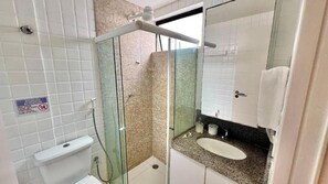 Apartamento | Banheiro | Chuveiro, toalhas de banho