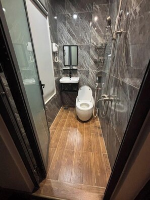 Chambre Double Supérieure pour 1 personne, balcon, vue ville | Salle de bain