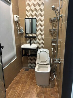 Quarto casal superior de uso individual, sacada, vista para a cidade | Banheiro