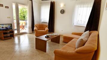 Apartment, 1 Bedroom, Balcony | Living room