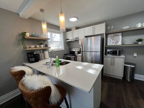 冷蔵庫、電子レンジ、オーブン、コンロ