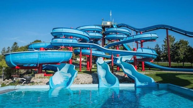 En vandpark med flere vandrutsjebaner og en pool.