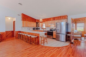Fridge, microwave, oven, stovetop - JL #659 The Swell House - Semi-oceanfront Pets Hot Tub Comm Pool & Tennis (Nags Head)