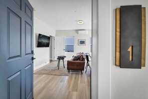 TV - Modern Stay | Legoland, Beaches & Coastal Eats! (Vista)