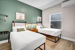 Desk, iron/ironing board, travel cot, WiFi - Sunny SoCal Getaway | Close to Beaches & Legoland (Vista)