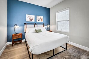 Desk, iron/ironing board, travel cot, WiFi - Chic Downtown Bedroom | 15 Min to Tamarack Beach! (Vista)