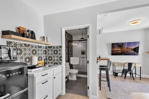 Fridge, microwave, stovetop, dishwasher - Modern Stay | 15 Min to Beach | Heart of Vista (Vista)