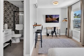 Desk, iron/ironing board, travel cot, WiFi - Modern Stay | 15 Min to Beach | Heart of Vista (Vista)