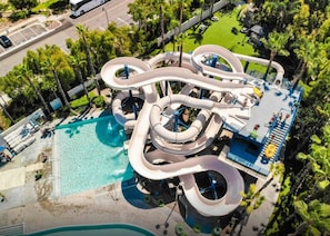 Un parc aquatique doté de nombreux toboggans et d’un espace piscine.