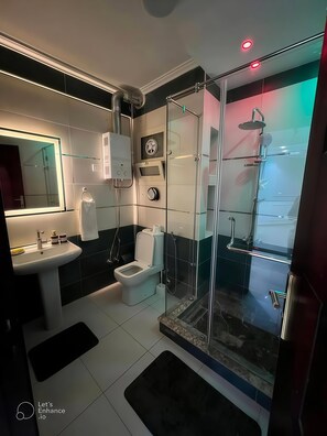 Shower, towels, toilet paper - AIr-conditioned tWo-bedroom apartment near pyramids (Pyramids Gardens)