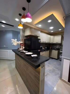 Private kitchen - AIr-conditioned tWo-bedroom apartment near pyramids (Pyramids Gardens)