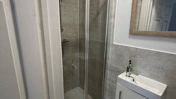 Shower, shampoo