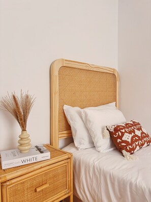 Iron/ironing board, free WiFi, bed sheets