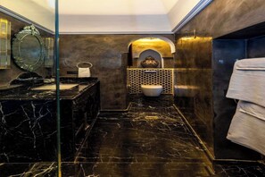 Habitación doble junior, patio | Baño | Amenidades de baño gratuitas, secadora de cabello, pantuflas, toallas 