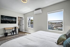 Desk, iron/ironing board, travel cot, WiFi - Chic Studio in Historic City Center, Near Carlsbad (Vista)