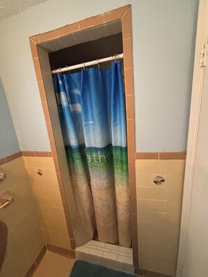 Regadera, toallas, jabón, papel de baño 