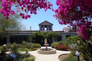 Exterior - Stylish Vista Gem, Walk To Downtown, Near Beach (Vista)