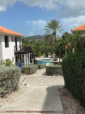 Property grounds - Blue Bay Villa Curacao, 250 meters from the beach. Suitable for 6 people. (Sint Michiel)