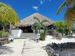 Terrace/patio - Blue Bay Villa Curacao, 250 meters from the beach. Suitable for 6 people. (Sint Michiel)