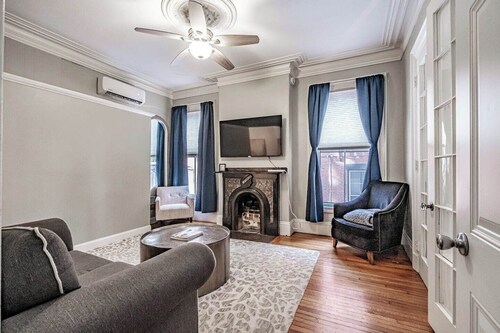 Experience Portland’s charm in this beautifully restored 2-bed, 1.5-bath Victorian apartment! Located downtown, enjoy modern comforts, historic elegance, a private backyard, AC, and 1 free parking spot. Perfect for your Maine getaway! 🦞