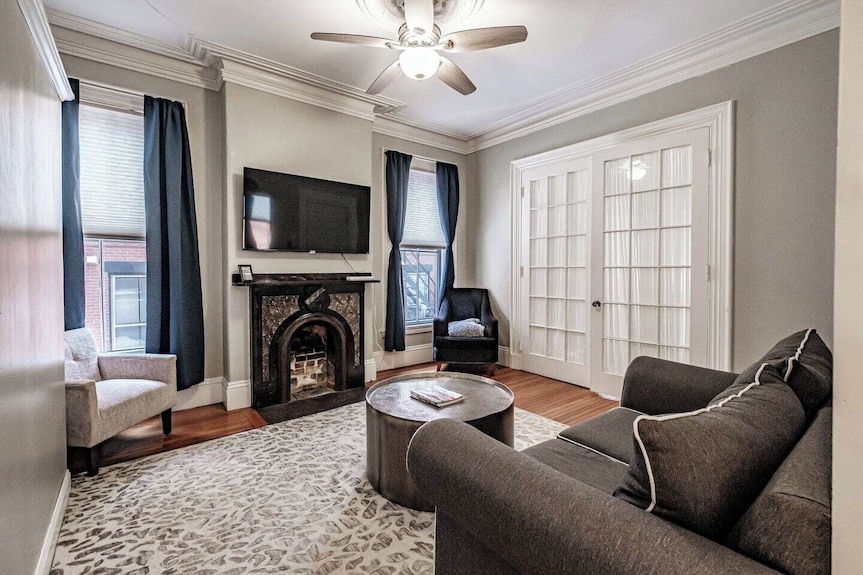 Experience Portlands Charm In This Beautifully Restored 2-bed, 1.5-bath Victorian Apartment! Located Downtown, Enjoy Modern Comforts, Historic Elegance, A Private Backyard, Ac, And 1 Free Parking Spot. Perfect For Your Maine Getaway! - Portland, ME