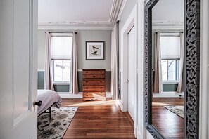 2 bedrooms, WiFi, bed sheets - Downtown Landmark 2 King Bedroom w/ Private Yard (Portland)