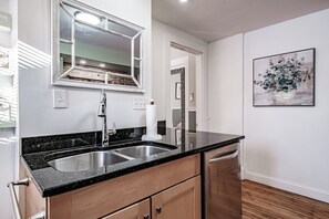 Hair dryer, towels, soap, toilet paper - Downtown Landmark 2 King Bedroom w/ Private Yard (Portland)