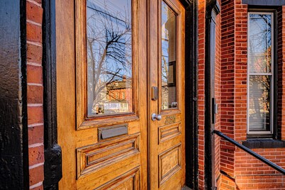 Downtown Landmark 2 King Bedroom w/ Private Yard