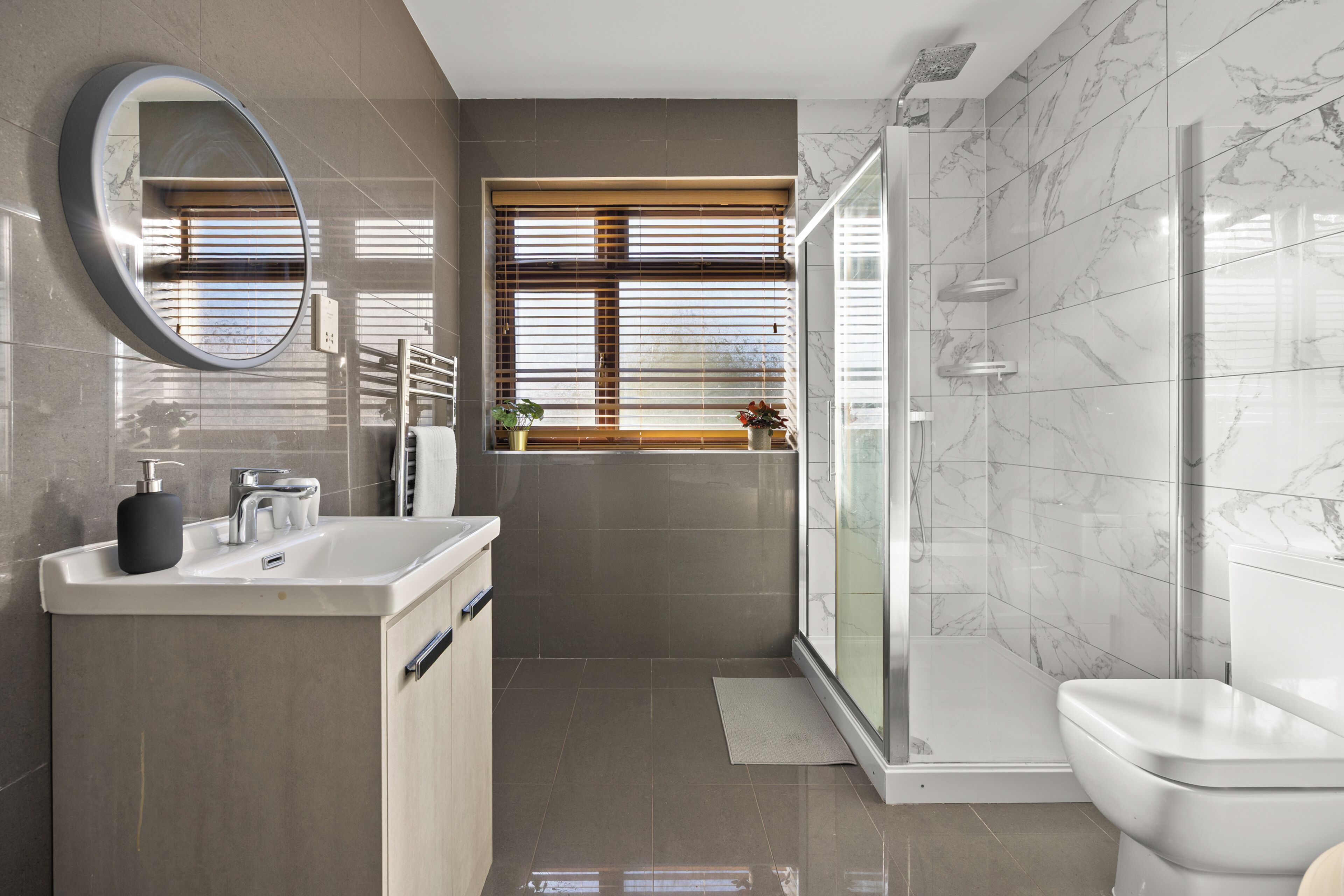 Shower, jetted bath, hair dryer, towels