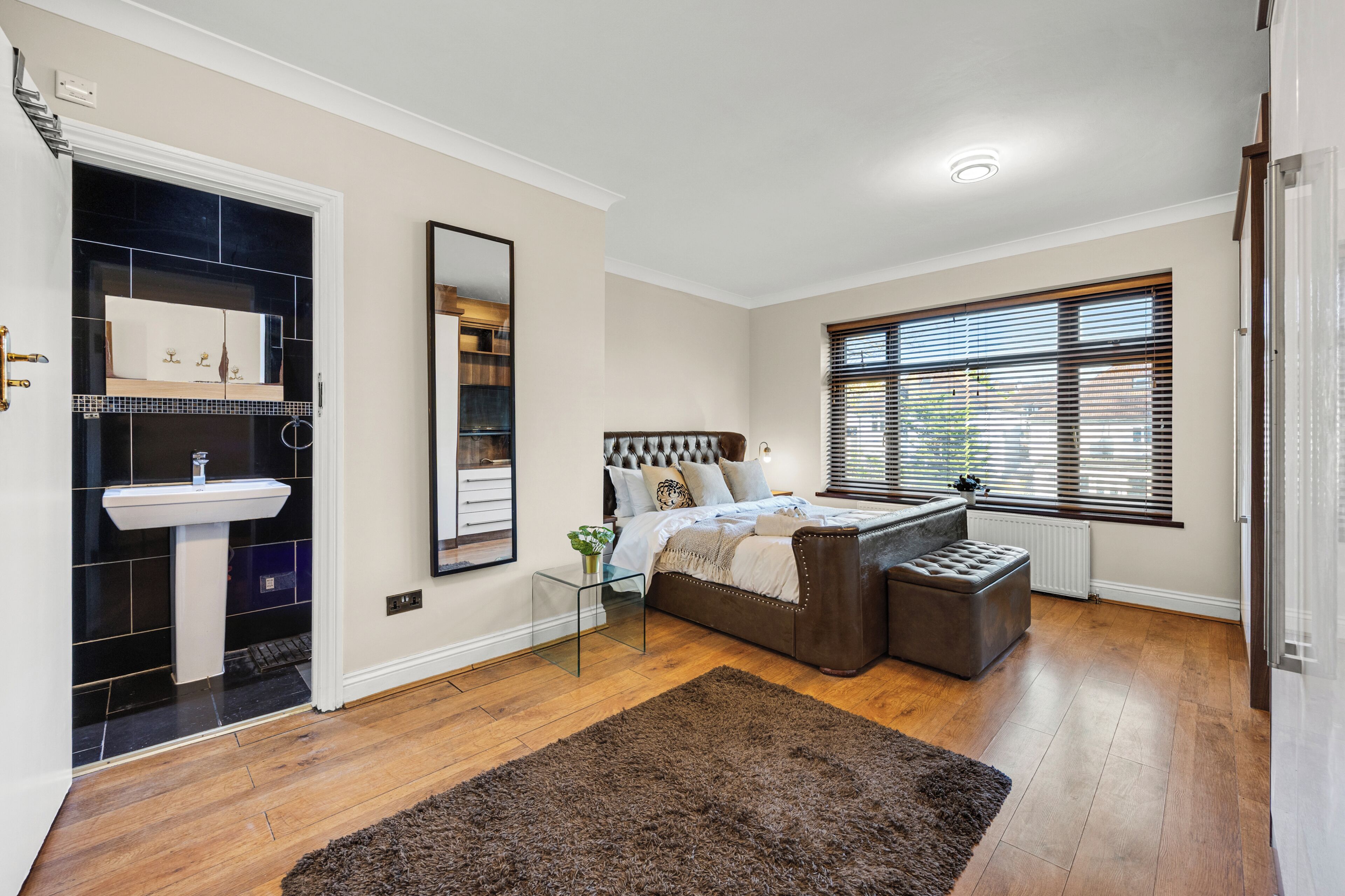 6 bedrooms, iron/ironing board, WiFi, bed sheets