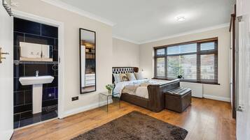 6 bedrooms, iron/ironing board, WiFi, bed sheets