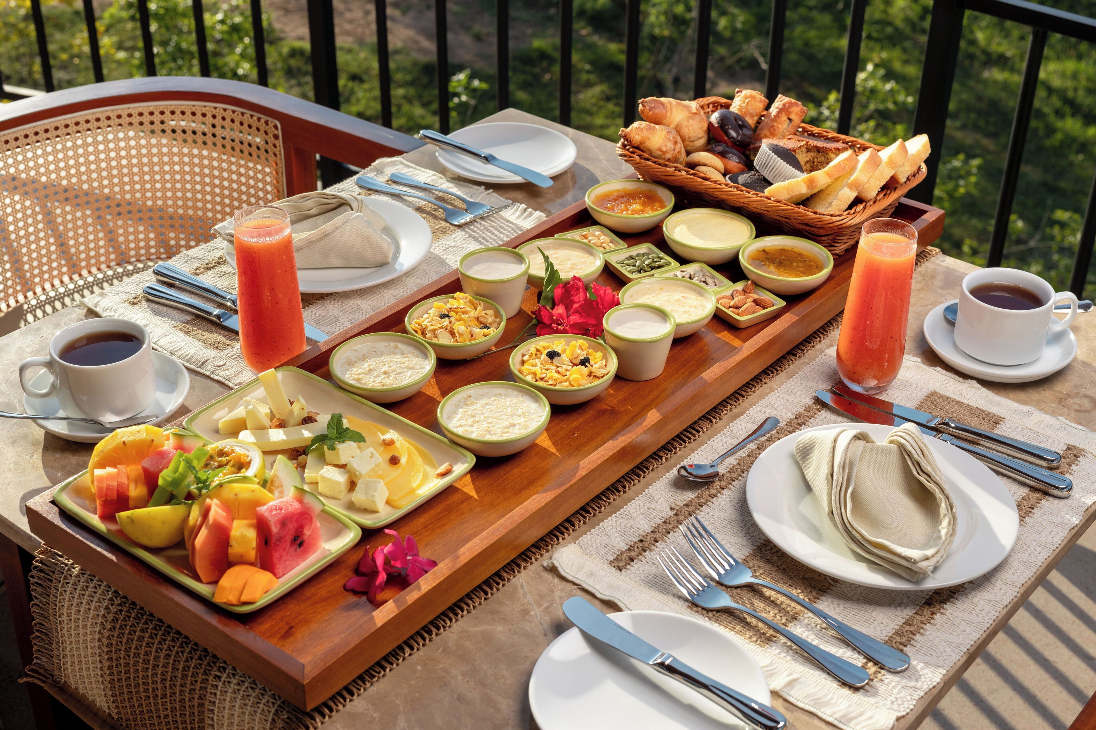 Un buffet de petit-déjeuner proposant divers plats, un coin café et une vue extérieure panoramique.