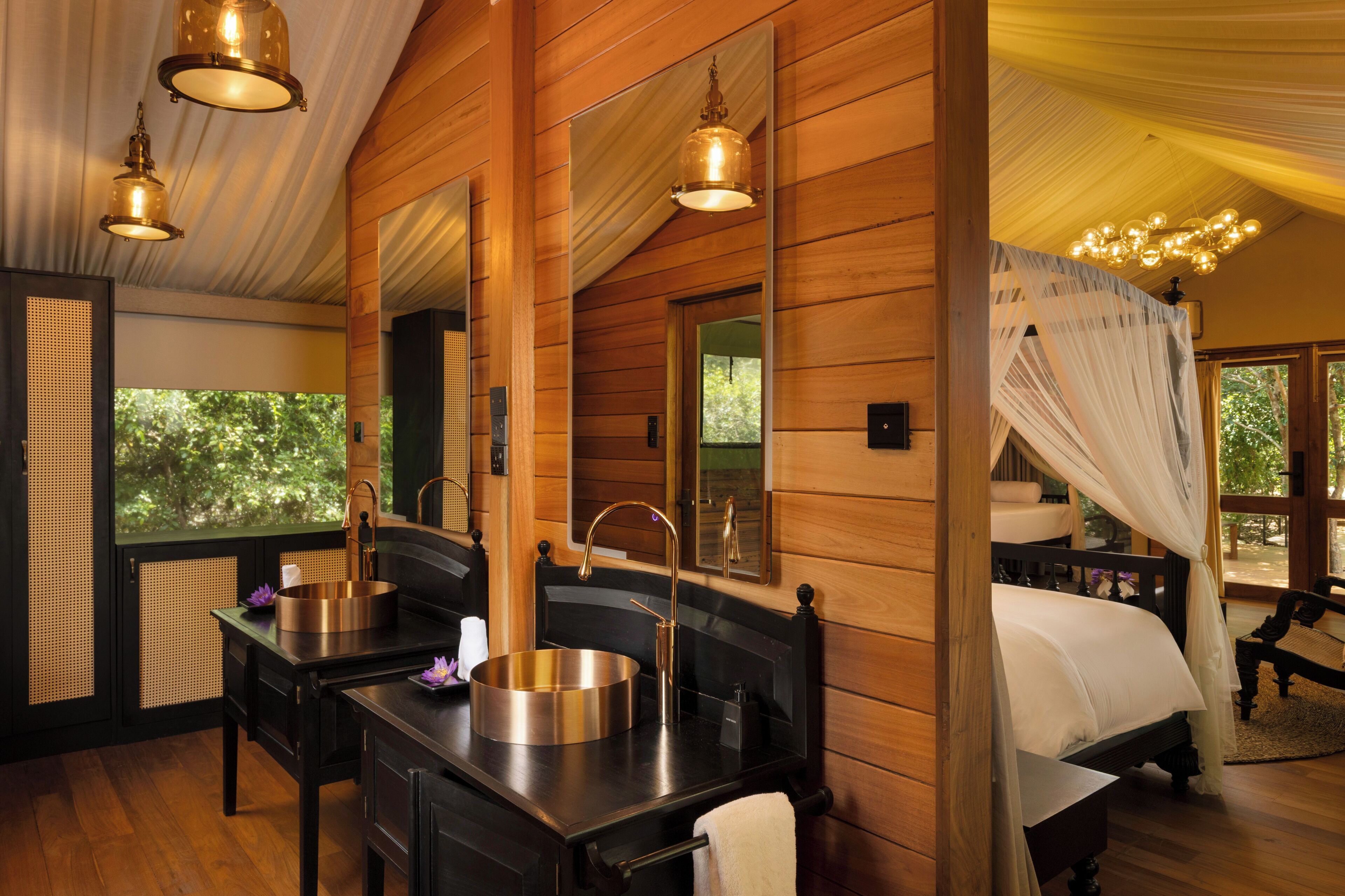 Suite Deluks, pemandangan kolam renang | Seprai premium, Wi-Fi gratis, dan seprai linen