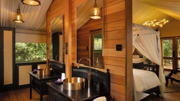 Suite Deluks, pemandangan kolam renang | Seprai premium, Wi-Fi gratis, dan seprai linen