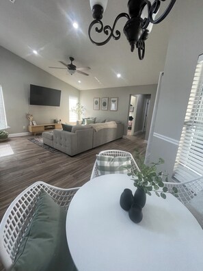 Interior - Spacious heated Pool Home with Smart TVs and Pool Table. (Riverview)