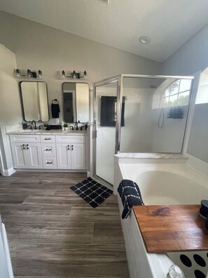 Hair dryer, towels, soap, toilet paper - Spacious heated Pool Home with Smart TVs and Pool Table. (Riverview)