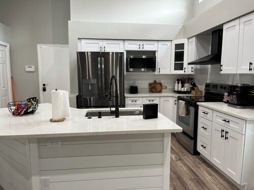 Spacious heated Pool Home with Smart TVs and Pool Table.