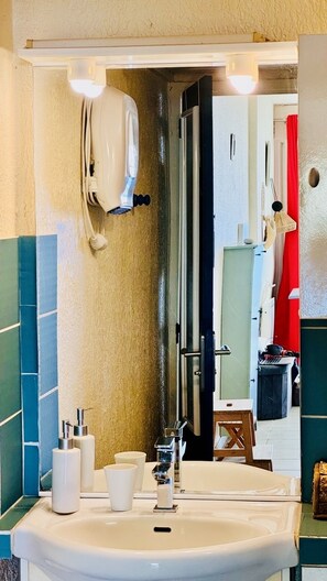 Dusche, Handtücher, Toilettenpapier