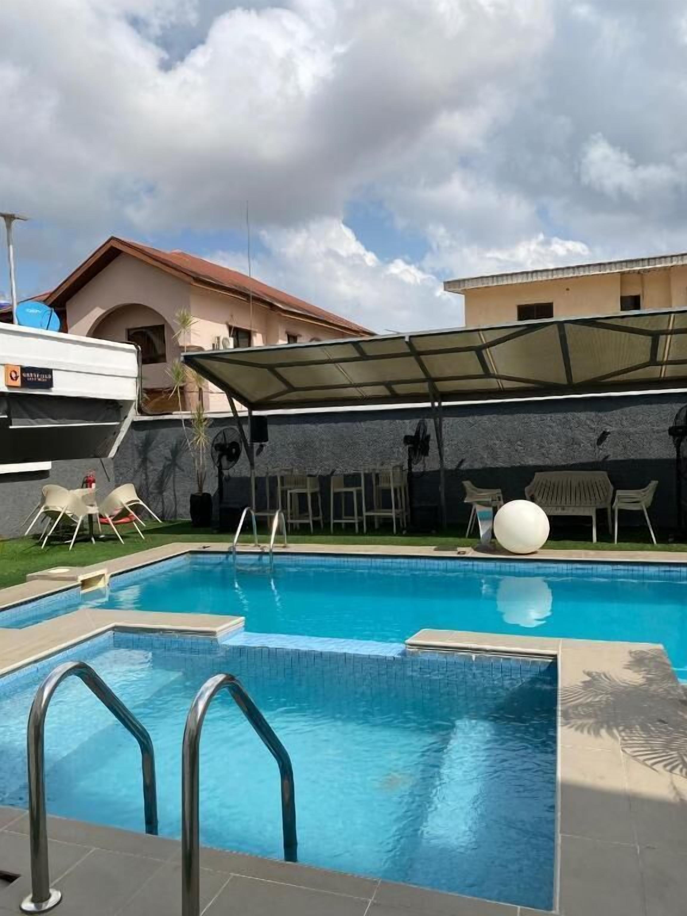 Una piscina al aire libre