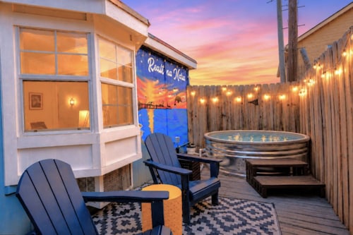 Cowboy Pool • Steps to Beach! • King Bed • Parking + Bikes